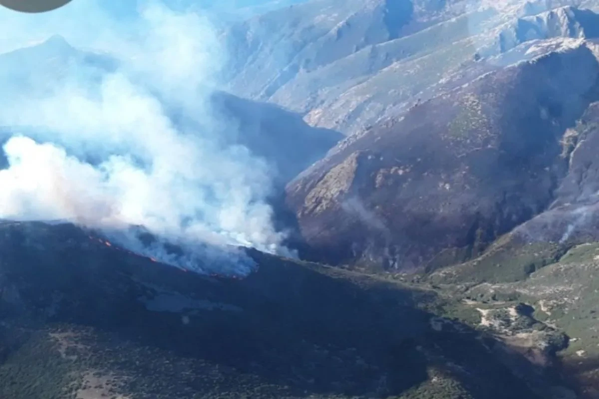 Elevan a nivel dos el incendio de Peñalba (Guadalajara), ordenan evacuar dos núcleos urbanos y piden ayuda a la UME