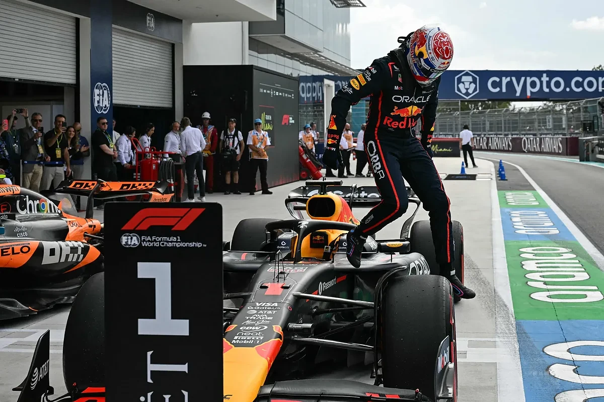 Colosal 'pole' de papá Verstappen y paso al frente de Carlos Sainz