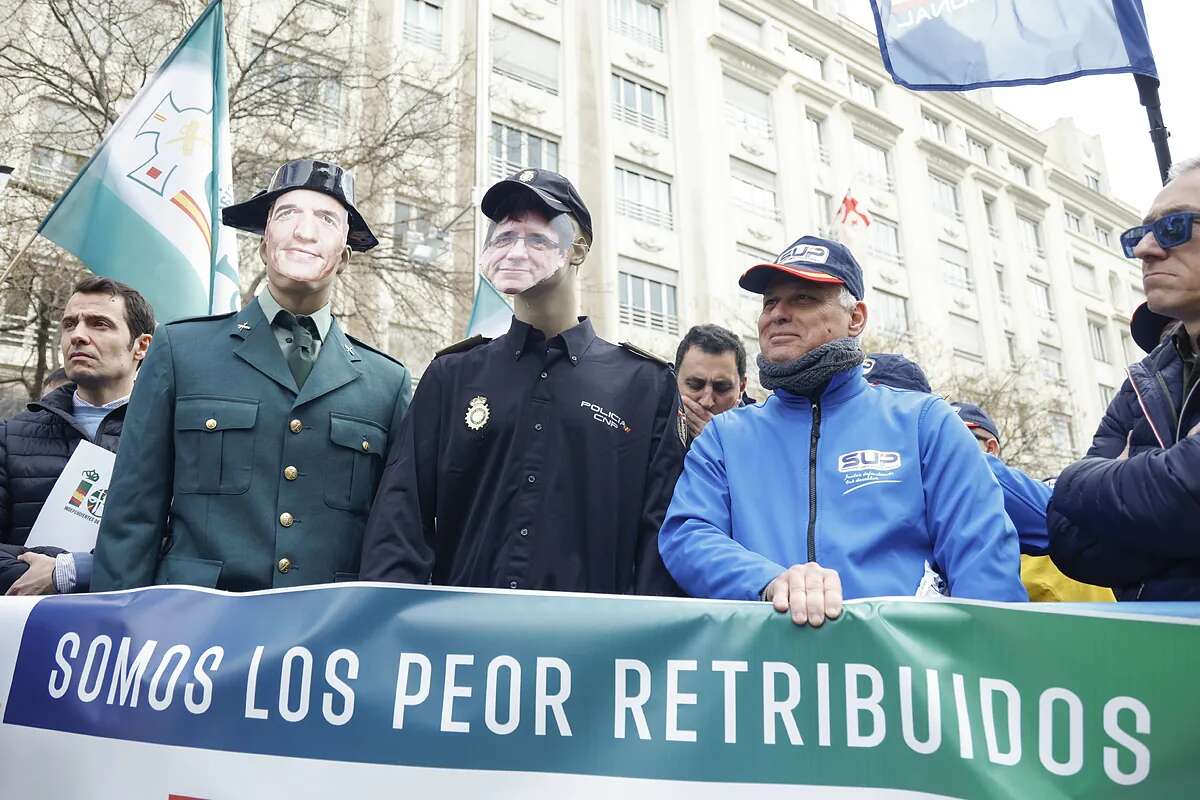 Policías y guardias civiles se concentran frente al Congreso contra la cesión de la inmigración: 