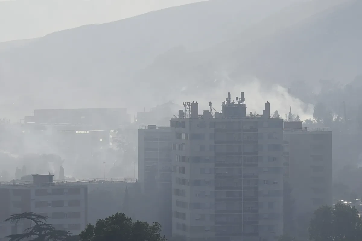 El fuego en Marsella continúa activo, pero baja en intensidad y desconfinan a los vecinos