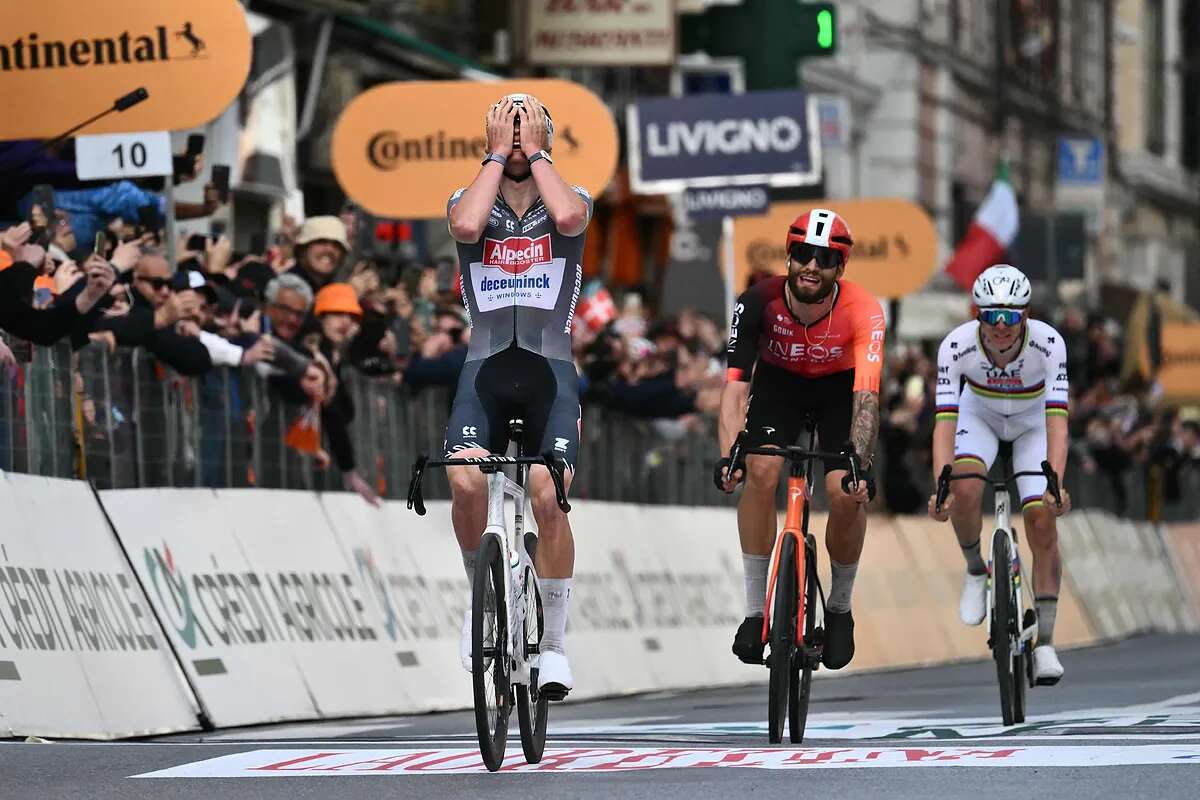 Van der Poel resiste, frustra y derrota a Pogacar en una Milán-San Remo para la historia