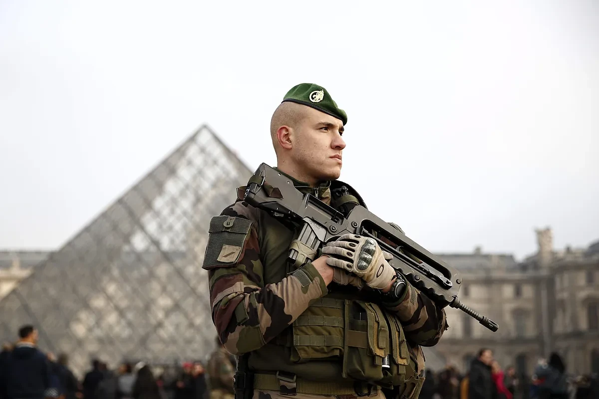 Varios atracadores entran al Louvre por un montacargas y roban varias joyas antes de darse a la fuga en scooters
