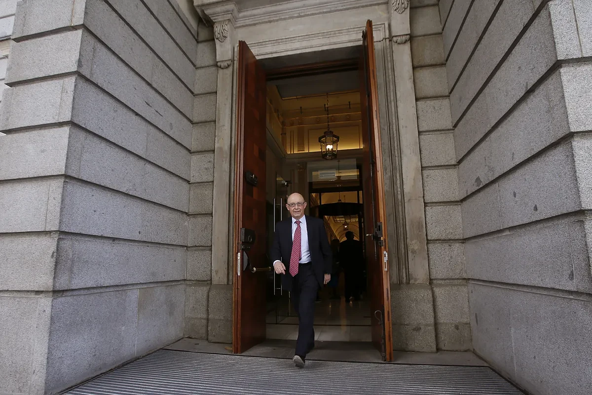 El juez considera legal que Montoro conociera datos fiscales de rivales políticos: 