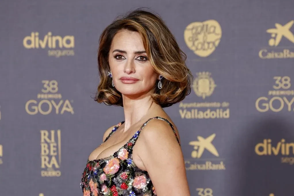 Los Javis anuncian en Cannes que Penélope Cruz formará parte del elenco principal de su próximo filme, 'La bola negra'