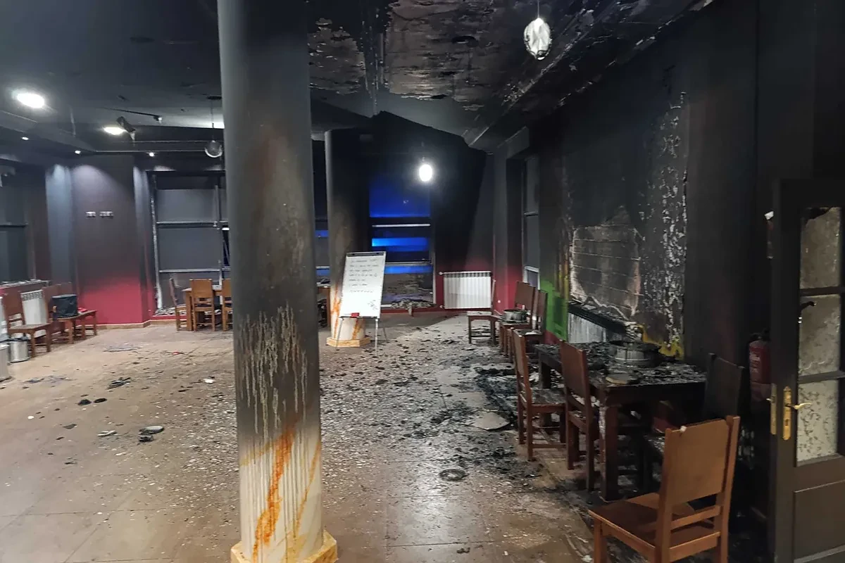Lanzan cócteles molotov contra el edificio que albergará el centro para menores migrantes en Monforte de Lemos (Lugo)