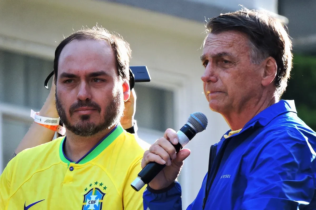 Eduardo, el desconcertante líder en el suicidio político de los Bolsonaro: 