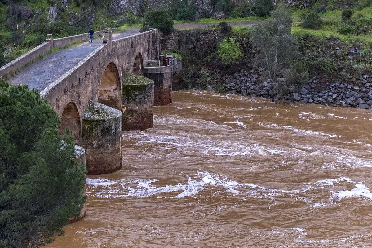 Desbordamientos, rescates y carreteras cortadas en Andalucía con el paso de la borrasca Laurence