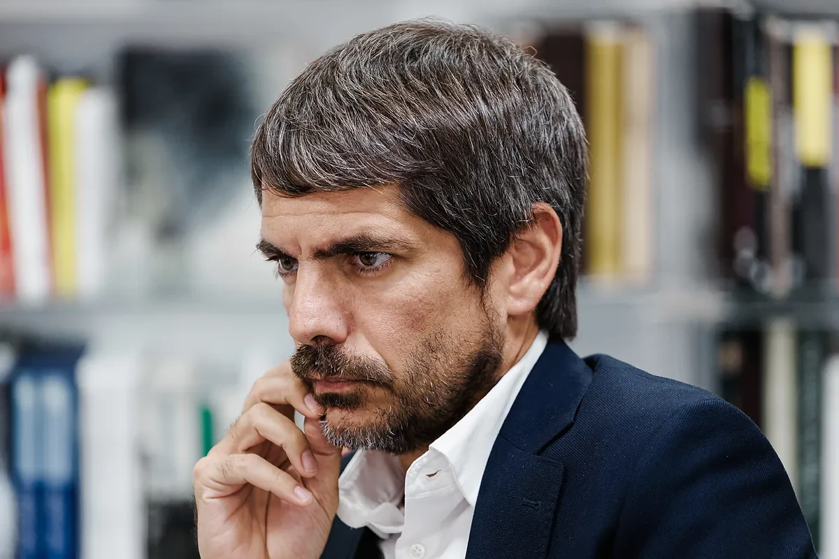 El Bono Cultural Joven no llega a las rentas más bajas: Urtasun busca asociaciones que ayuden a esas familias a solicitar los 400 euros de ayuda