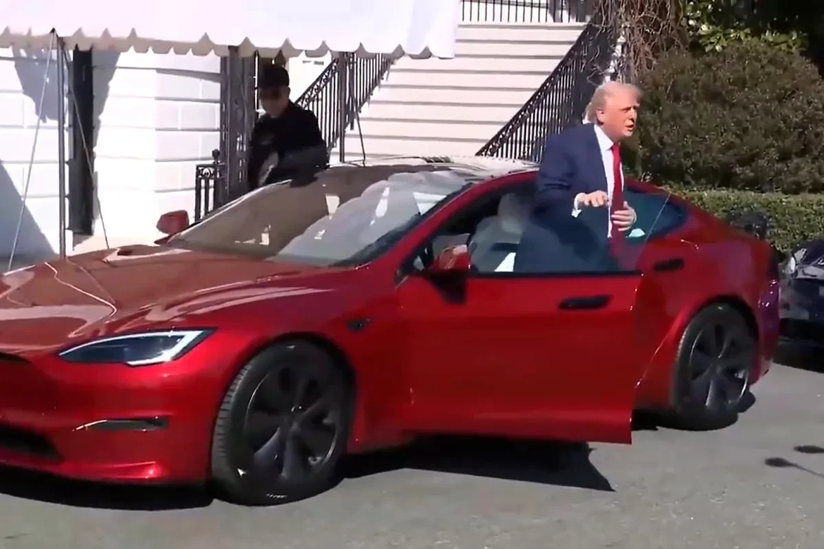 Trump prueba un Tesla junto a Musk: 