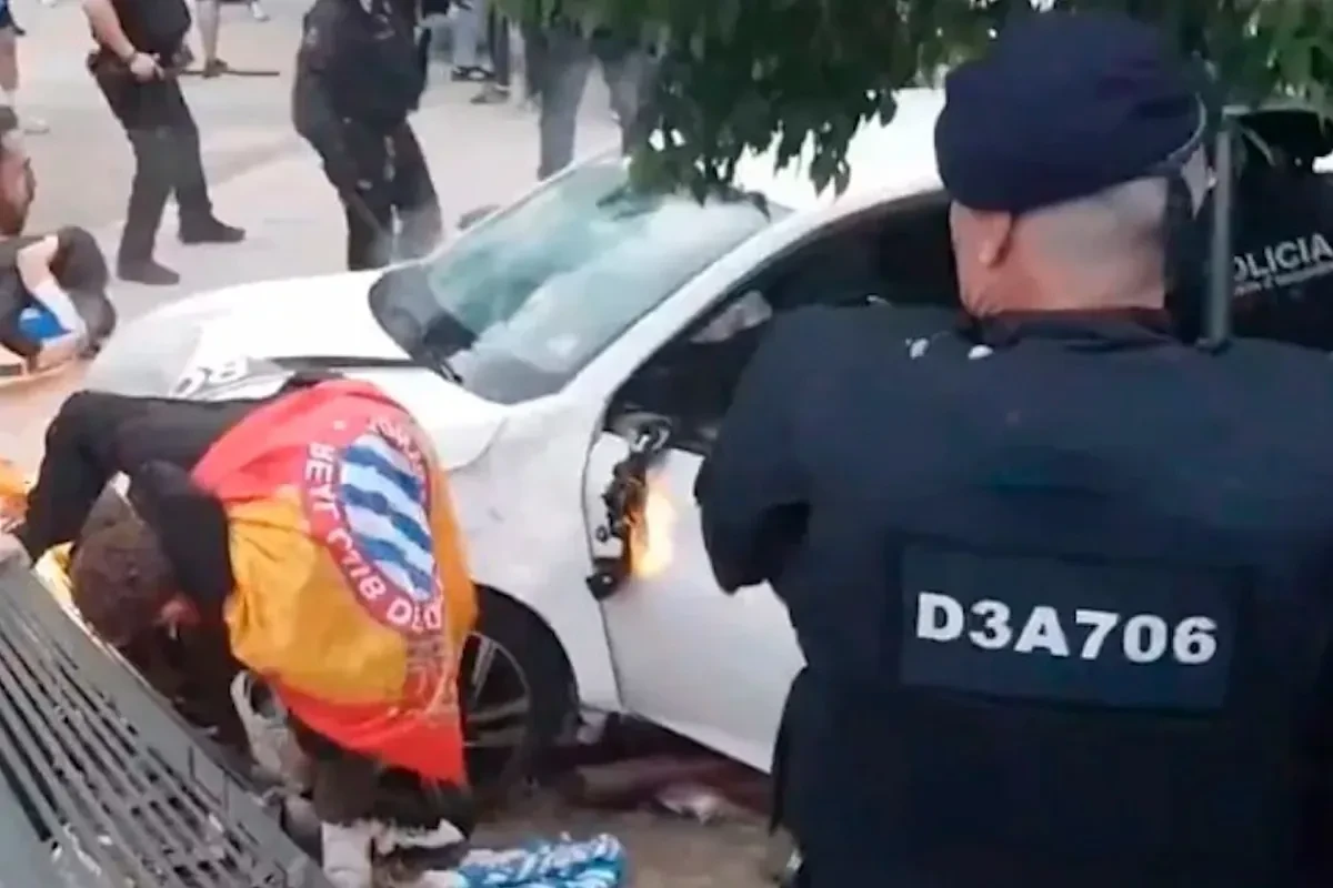 Un atropello masivo detiene el derbi Español-FC Barcelona y deja al menos 12 heridos