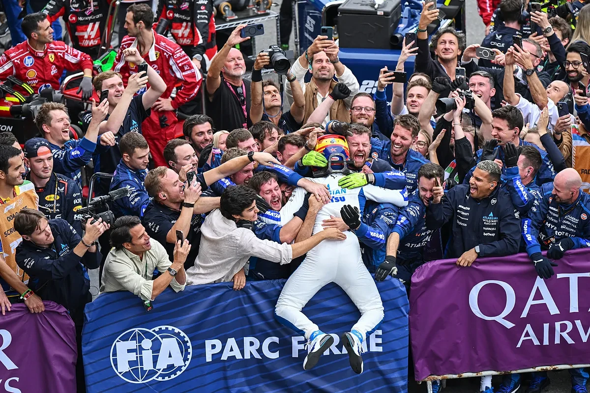 La euforia desatada de Carlos Sainz en Bakú: séptimo año seguido en el podio, récord con Prost y revancha sobre Hamilton