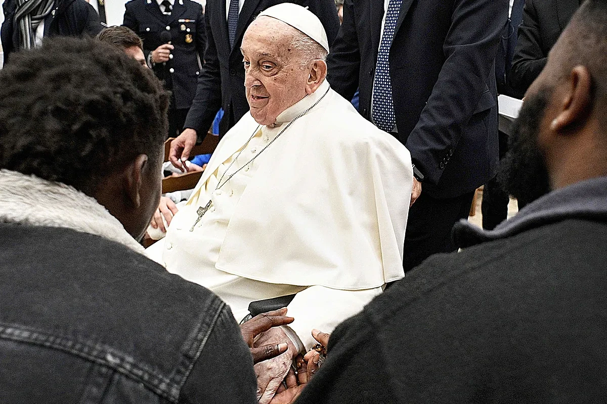 El Papa fuerza su presencia con pequeñas apariciones en su Semana Santa más atípica