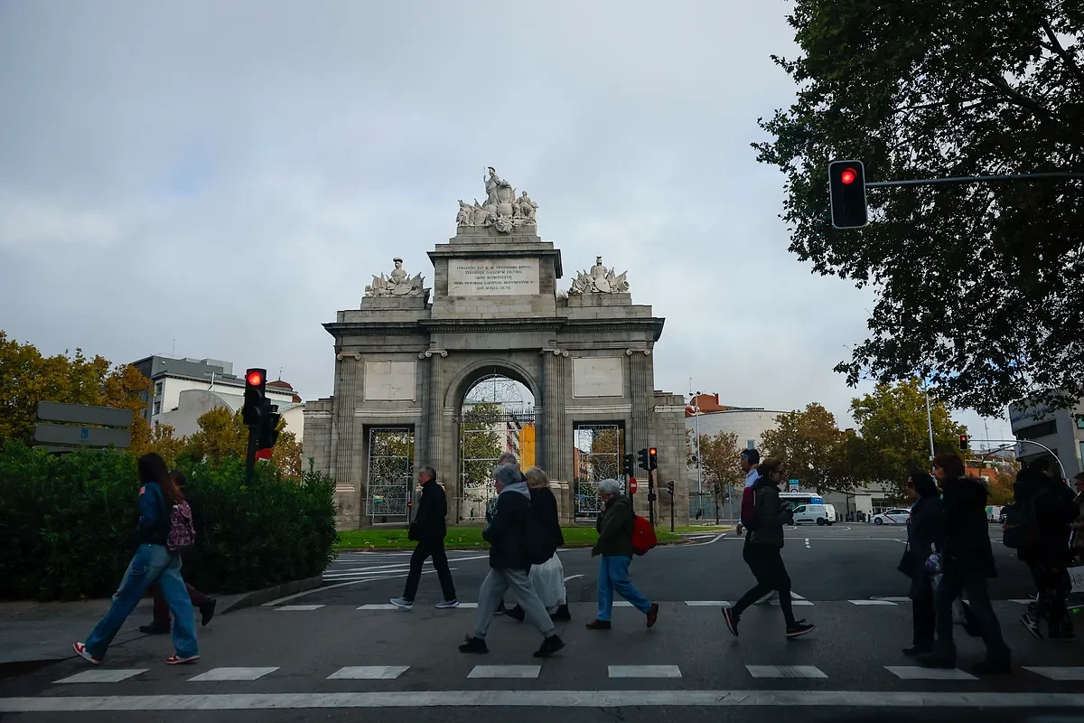 La llegada de un frente frío deja las primeras nevadas en España, chubascos generalizados y fuertes rachas de viento