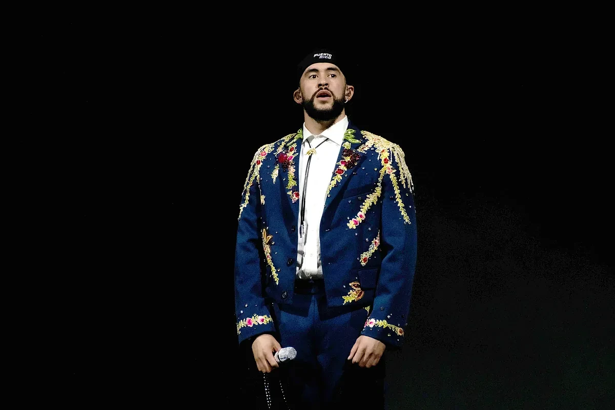 Bad Bunny bate otro récord al mantener 20 semanas tres canciones en la cima del ranking Hot Latin Songs