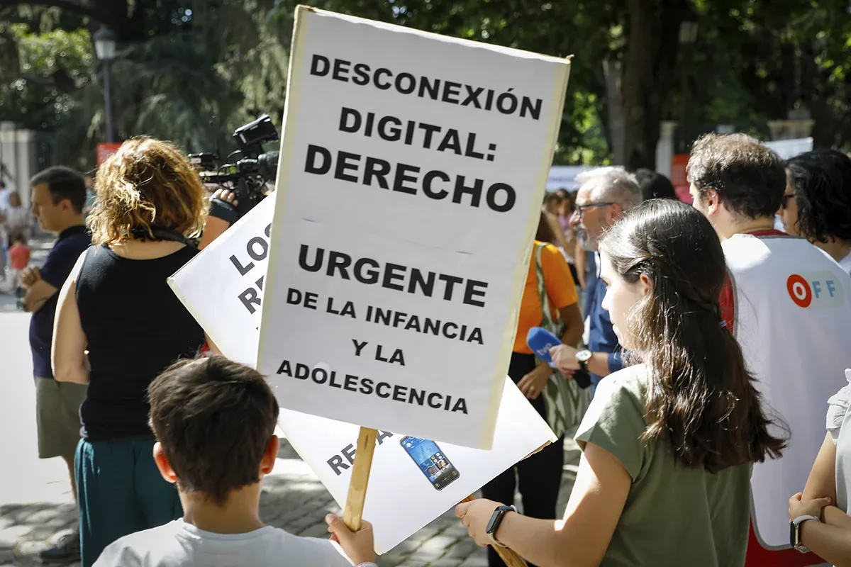 La primera manifestación anti pantallas de la historia reúne a padres, madres y docentes en 12 ciudades: 