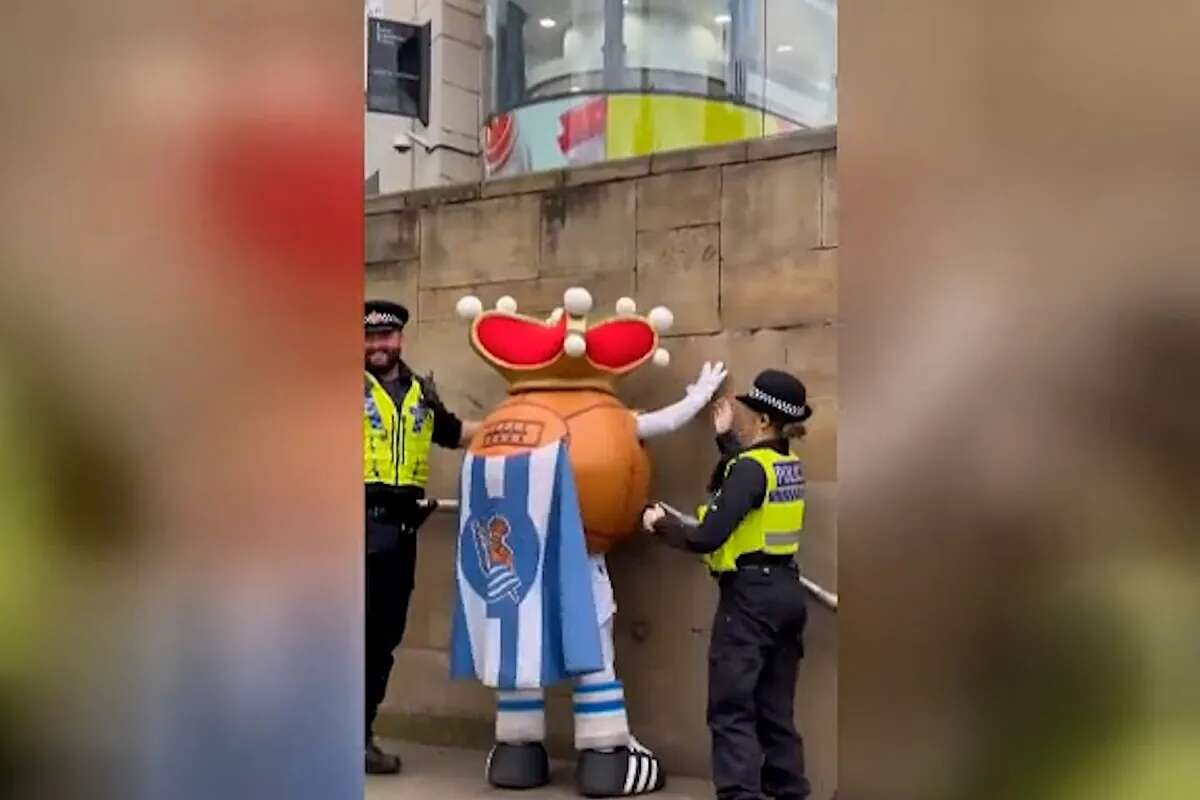 La policía de Manchester 'cachea' a la mascota de la Real Sociedad