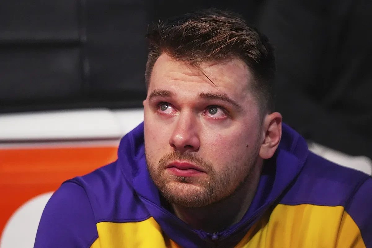 Doncic recibe entre lágrimas un homenaje de los Mavericks en su regreso a Dallas