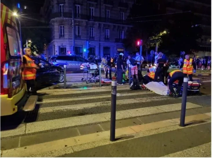 Un vehículo arremete contra la multitud y hiere a cuatro personas en Grenoble