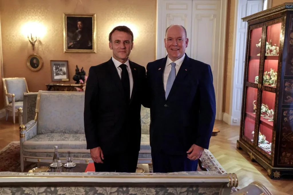 Macron y su esposa Brigitte protagonizan una histórica visita de Estado a Mónaco, agasajados por los príncipes Alberto y Charlene, días después del polémico manotazo