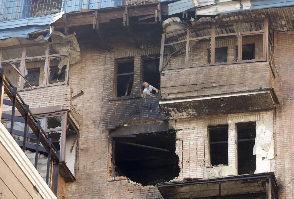 Rusia vuelve a golpear Kiev con más misiles y drones que causan incendios y dejan dos muertos