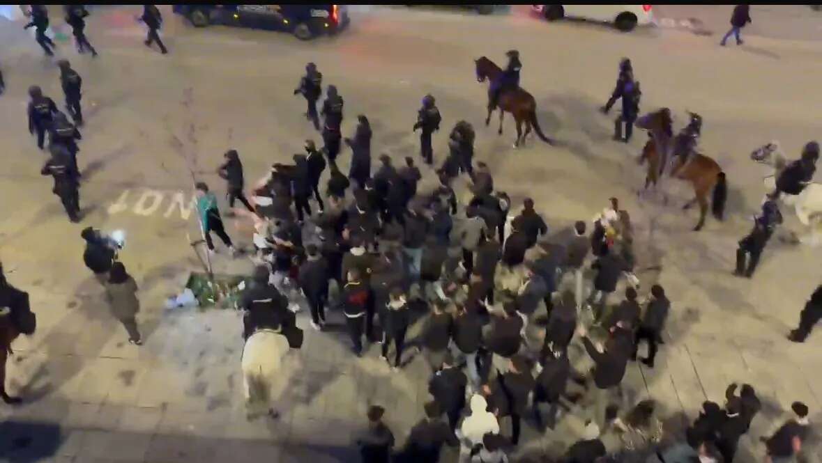 Lío en las puertas del Metropolitano: la Policía echa a cientos de Ultras Sur sin entrada que se enfrentaron a miembros de la Grada Fans del Madrid