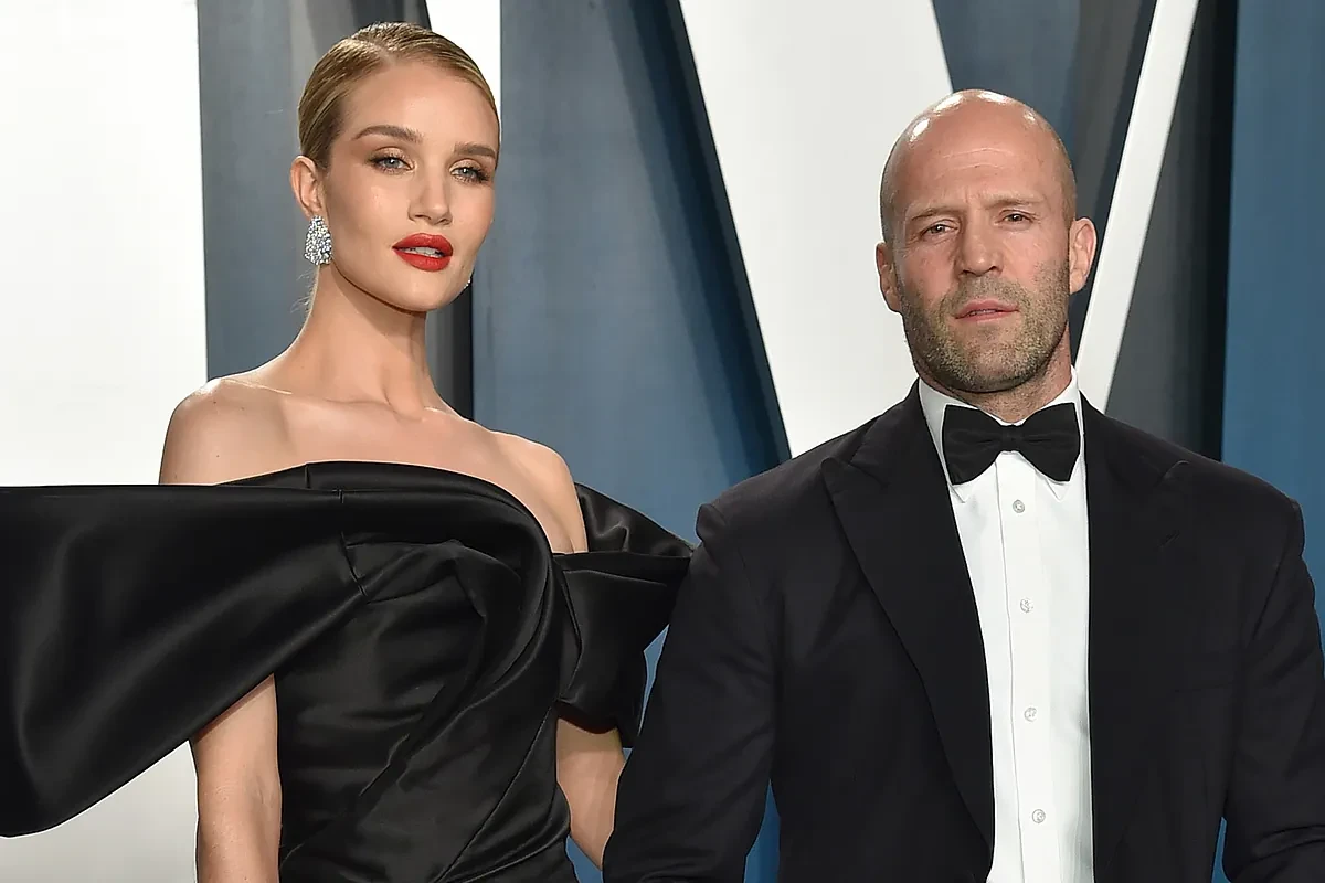 Así son Jason Statham y Rosie Huntington-Whiteley, la pareja de guapos que ha huido de Hollywood para el bienestar de sus hijos