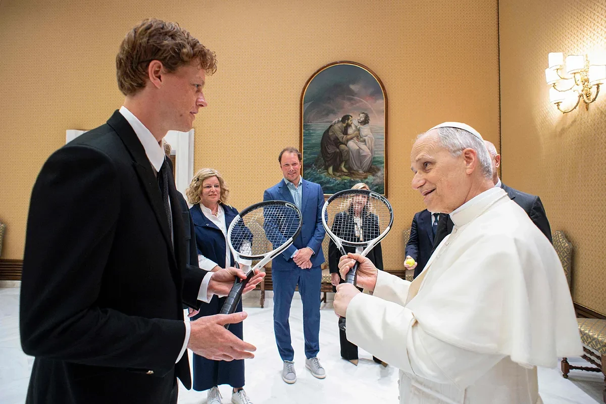 El Papa León XIV recibe en audiencia privada al número uno mundial del tenis, Jannik Sinner: 