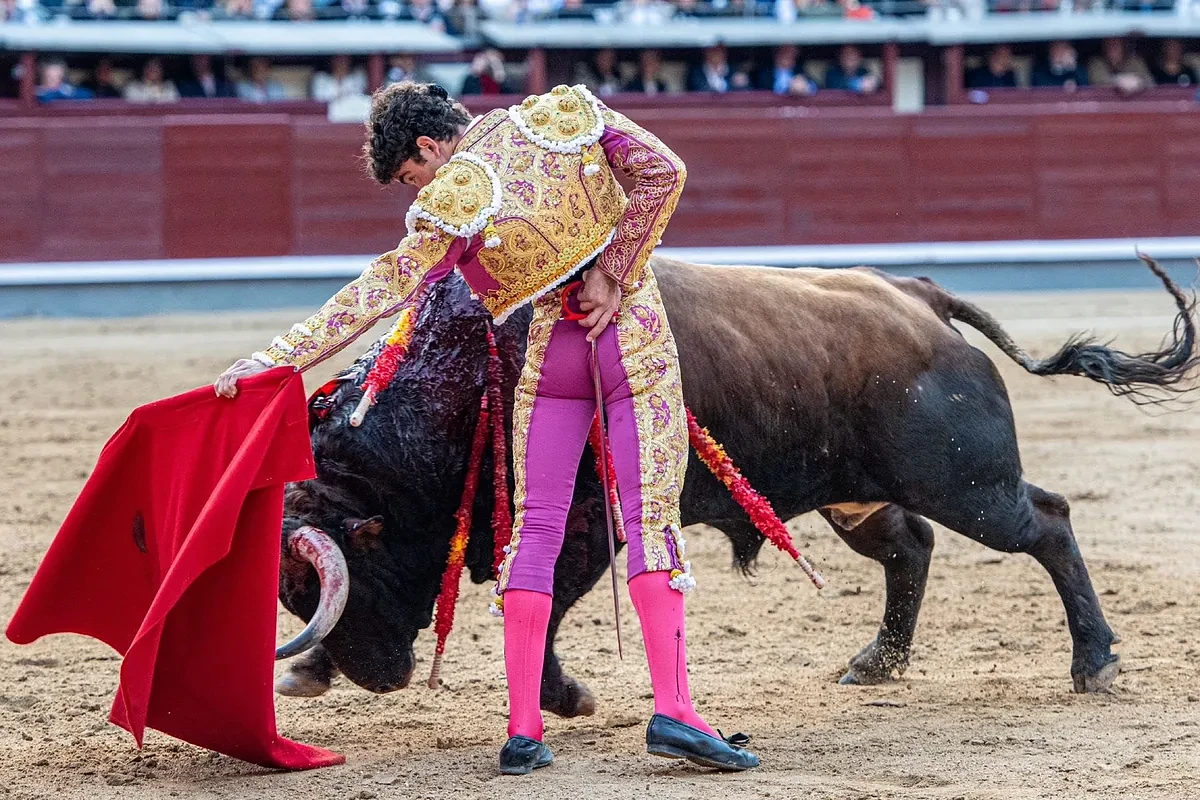 Un colosal Víctor Hernández atrapa el alma de Madrid: la viva imagen de José Tomás en los 90