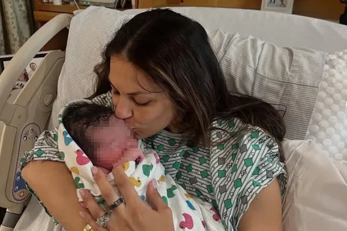 La mujer del jugador de la NHL Johnny Gaudreau, fallecido hace siete meses, da a luz a su tercer hijo