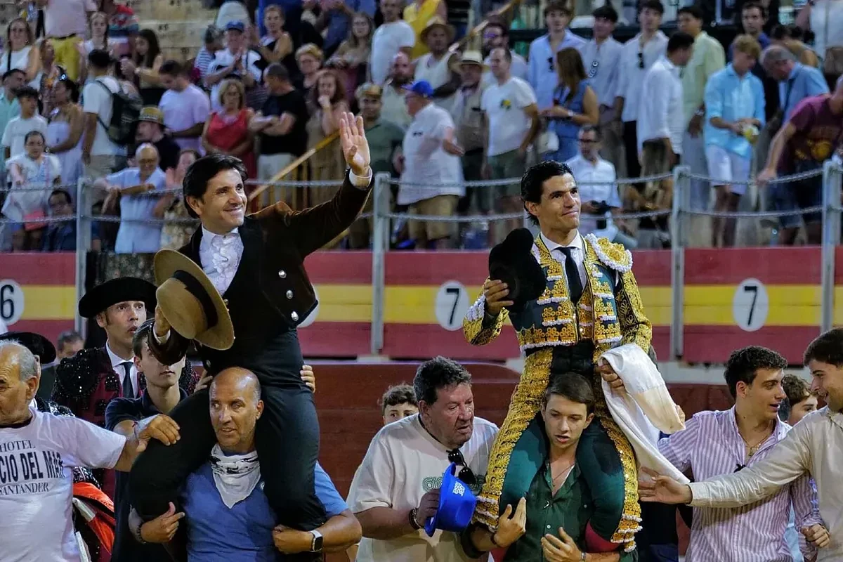 Una faena reveladora de Pablo Aguado, a hombros con Diego Ventura en Almería