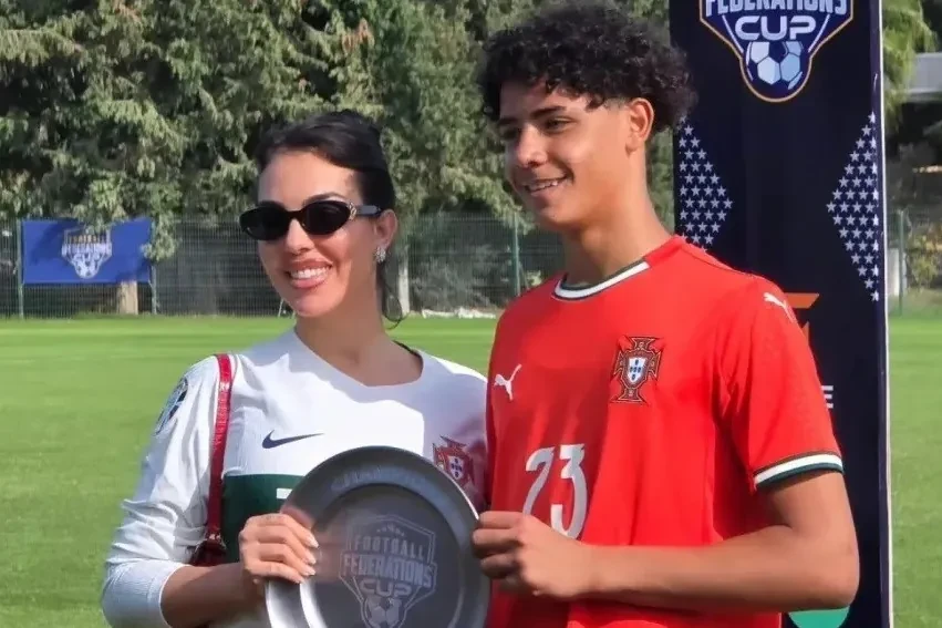 El primogénito de Cristiano se habitúa a las buenas costumbres y ya es campeón con Portugal