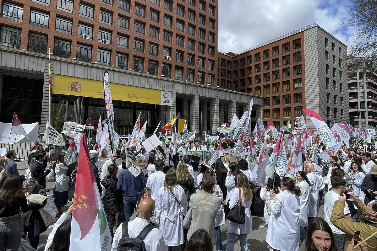 Las CCAA lanzan sus planes para disputarse a los nuevos médicos: mejores sueldos, agendas proporcionadas y compatibilidad con la investigación y formación