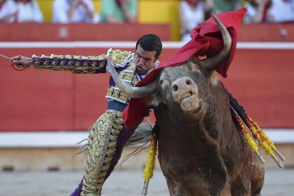 Buena corrida de Victoriano del Río para un escaso triunfo: una gran estocada de Emilio de Justo firma la única oreja en Pamplona