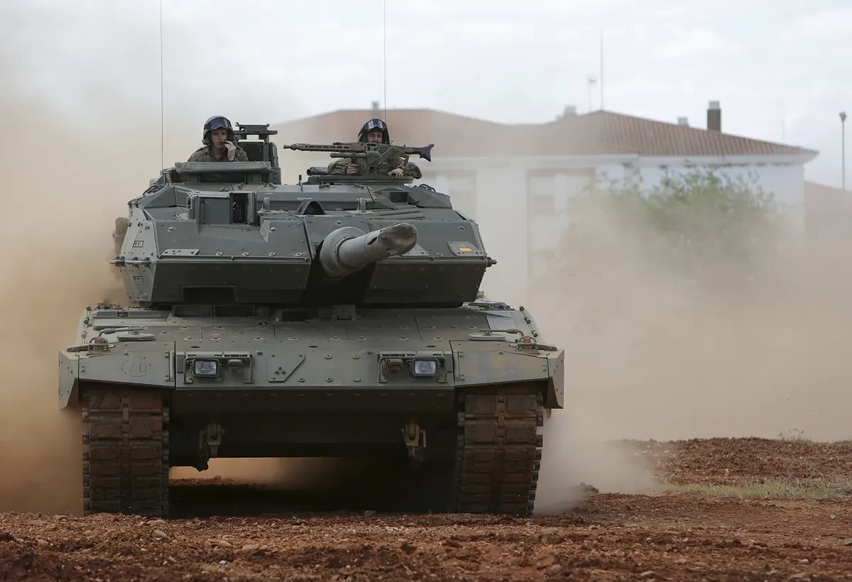 Todas las armas que el Gobierno comprará con casi 2.000 millones: obuses autopropulsados, buques de asalto anfibio y cazas de sexta generación