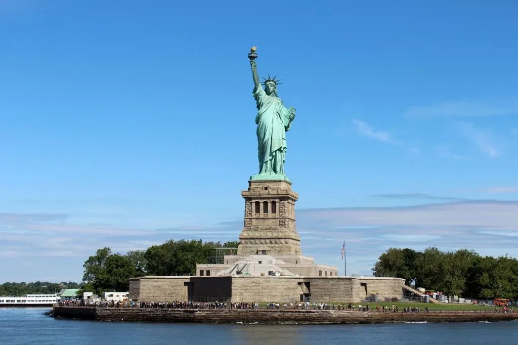 ¿En qué países aprovecharán mejor este verano sus euros los turistas españoles? Argentina, Indonesia y China, los más favorables; Islandia, a la cola