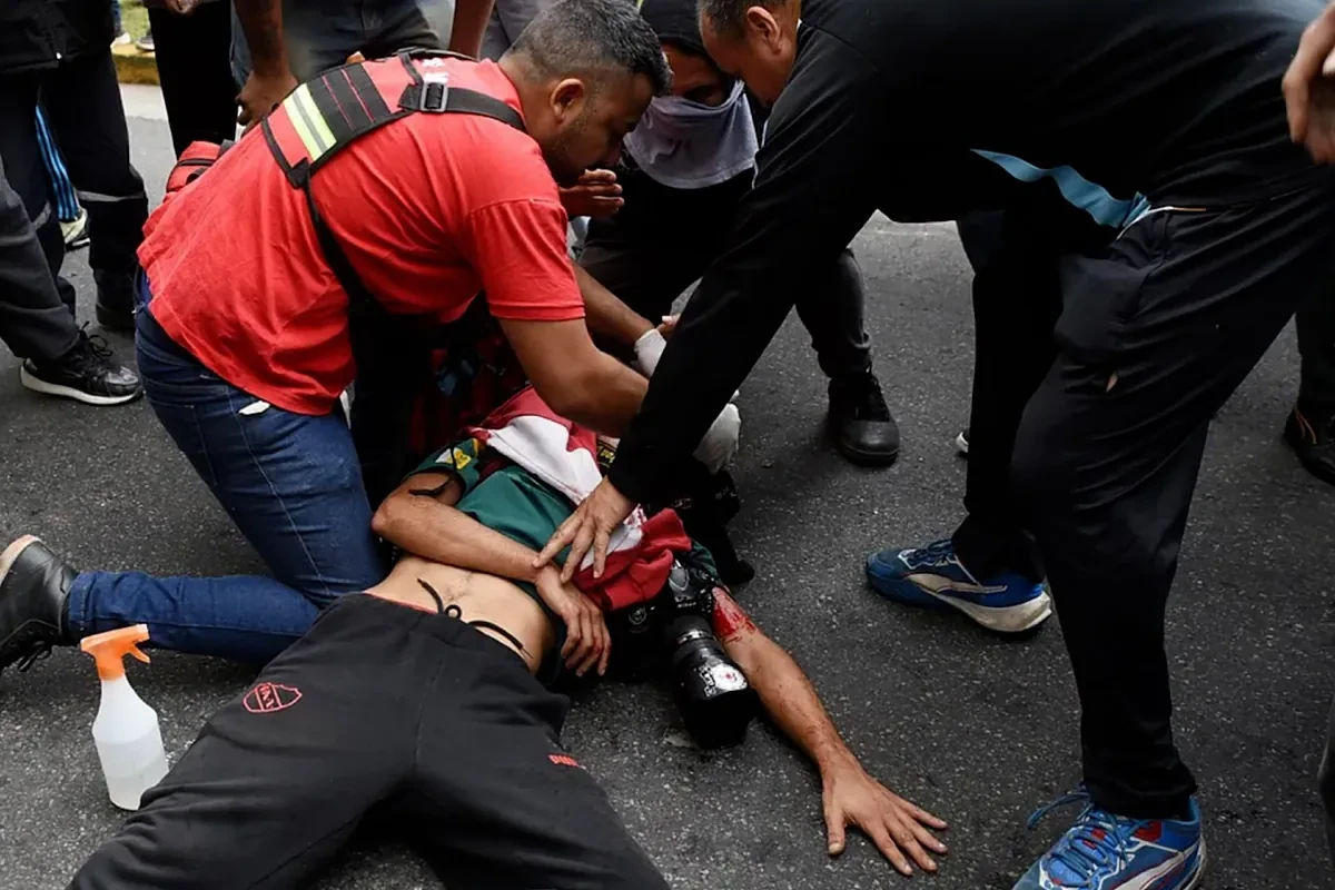 Violentos choques entre jubilados e hinchas de fútbol contra la policía por los ajustes de Milei