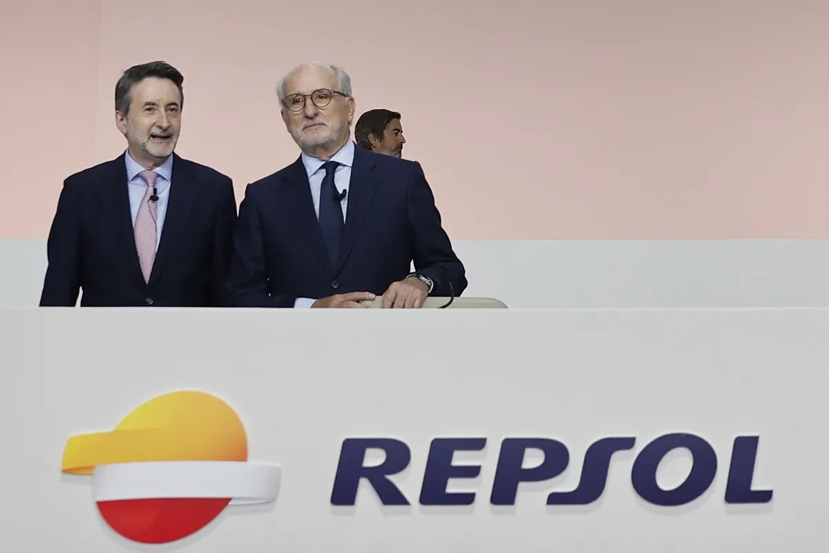 Repsol reafirma su apuesta por el petróleo, denuncia el 