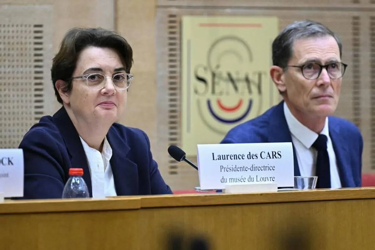 La presidenta del Louvre reconoce su 