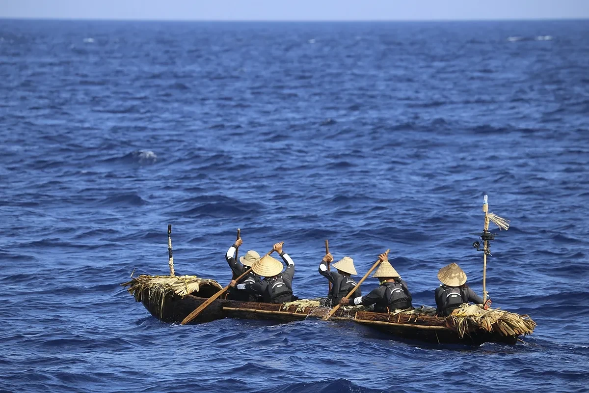 Científicos se embarcan en una canoa prehistórica para demostrar la llegada del hombre al este de Asia