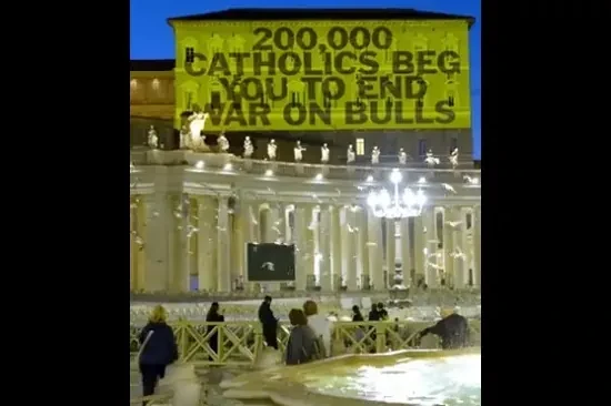 Los animalistas asaltan El Vaticano para protestar contra los toros: 