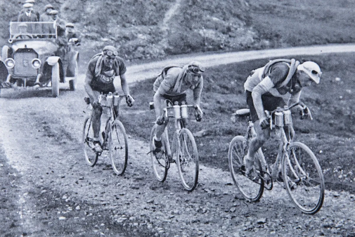 Etapas de 300 kilómetros, 10 horas de duración, caminos de piedras y un infierno de averías... Así fue, hace 90 años, la primera e increíble edición de la Vuelta