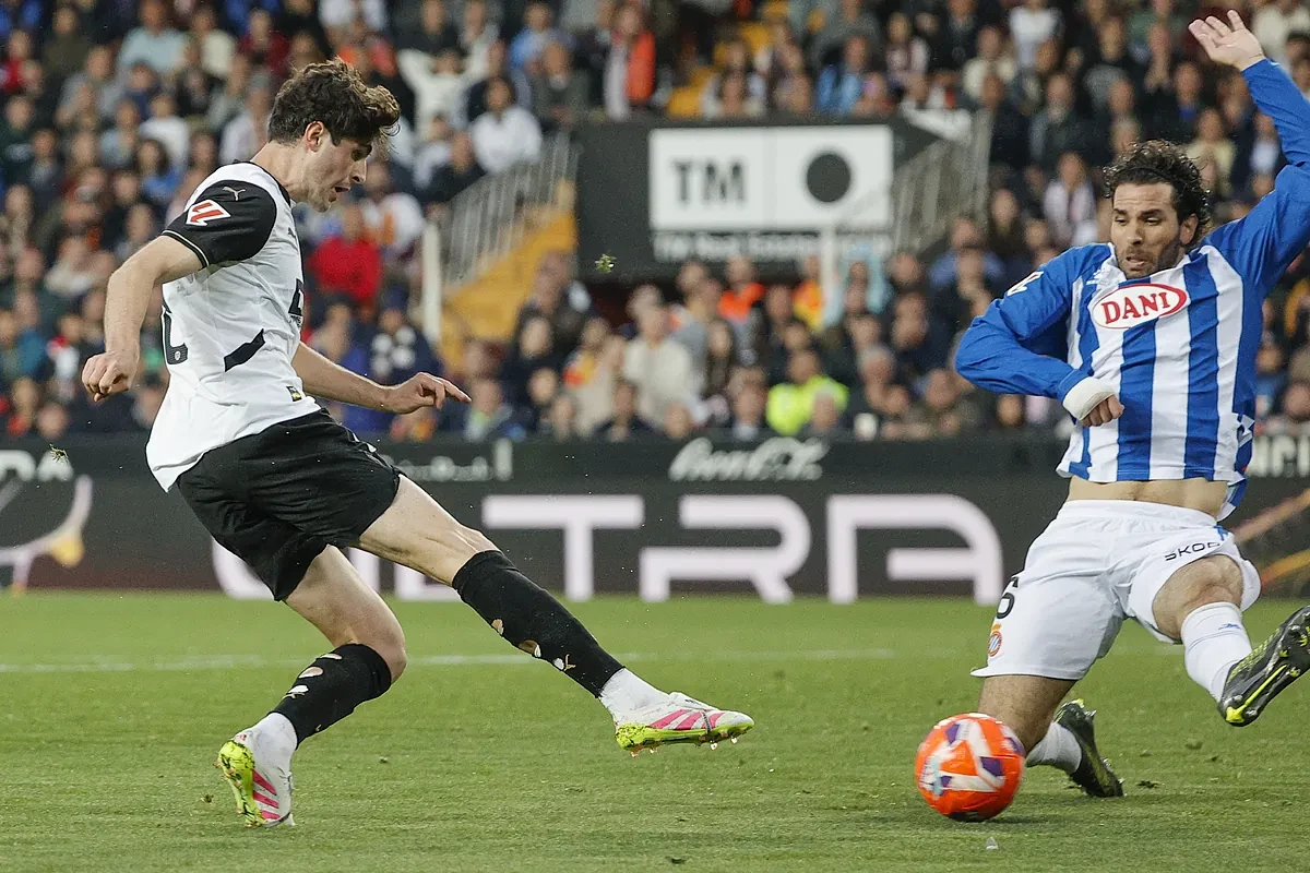 Un empate aleja del sufrimiento al Valencia y el Espanyol, pero no les permite soñar