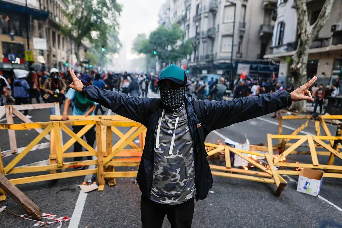 Caos en el centro de Buenos Aires con una manifestación a favor de los jubilados que sumó barras bravas del fútbol argentino