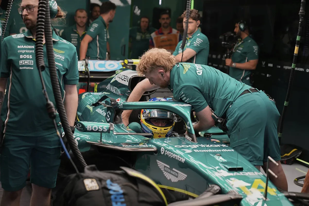 Fernando Alonso pierde el volante de su Aston Martin en plena sesión de entrenamientos del Gran Premio de Bahrein