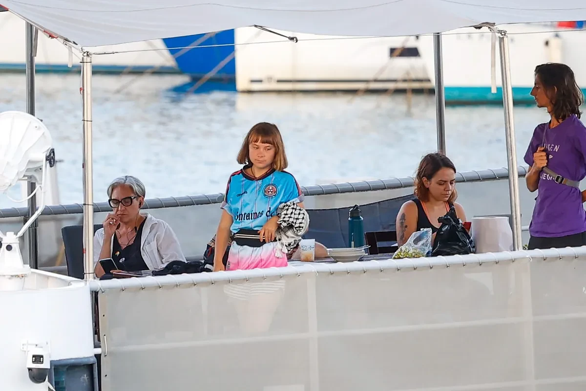 La flotilla de Greta y Ada Colau ya está rumbo a Gaza y será tratada como terrorista por Israel