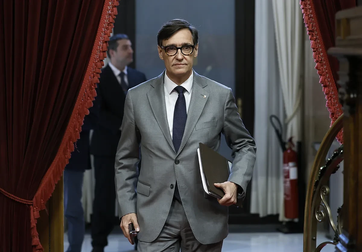 El parlamento catalán se alza en contra de la OPA al Sabadell e insta a Sánchez a impedirla