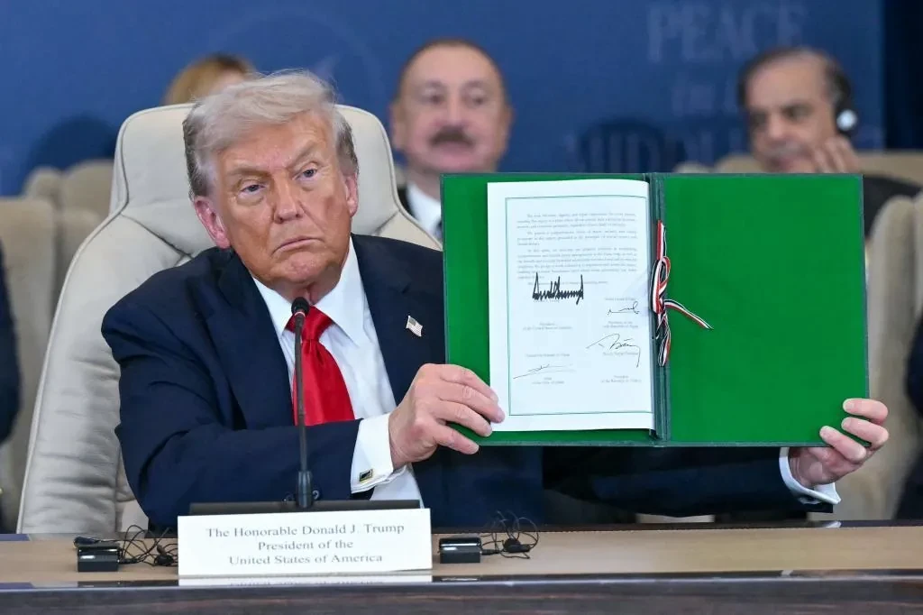 Trump firma el acuerdo de paz en Gaza que reconfigura Oriente Próximo ante dirigentes del mundo rendidos a su liderazgo