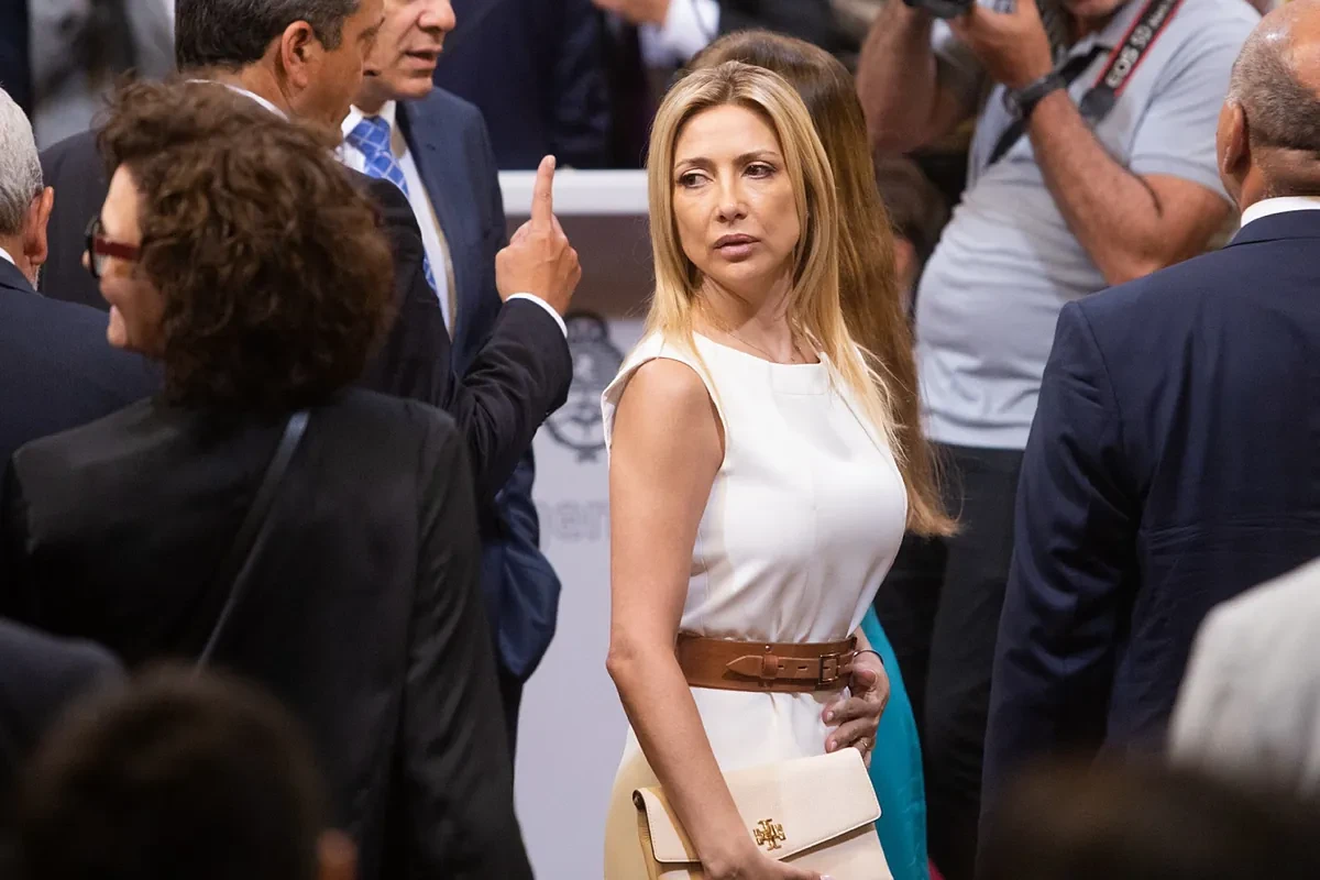 Regresa a Argentina mientras la justicia avanza contra el ex presidente Alberto Fernández, que denuncia una extorsión de su ex pareja