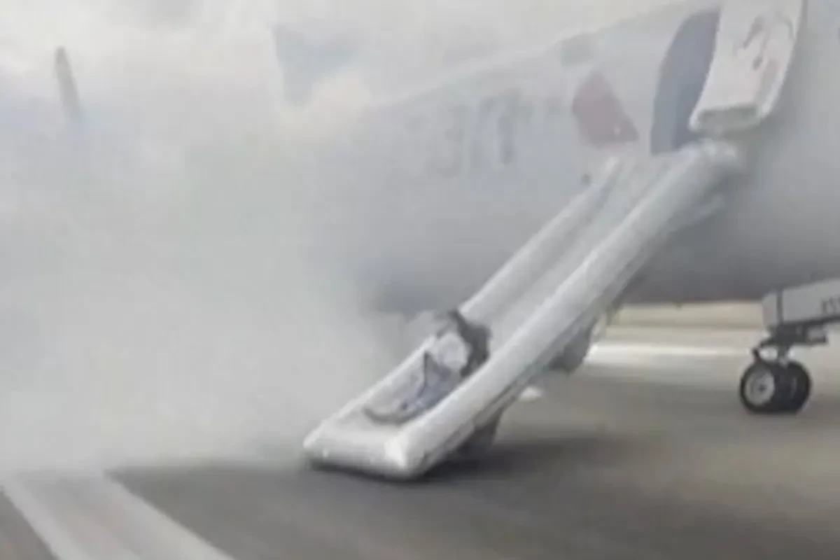 Evacúan un avión de American Airlines tras una incidencia mecánica durante el despegue en Denver