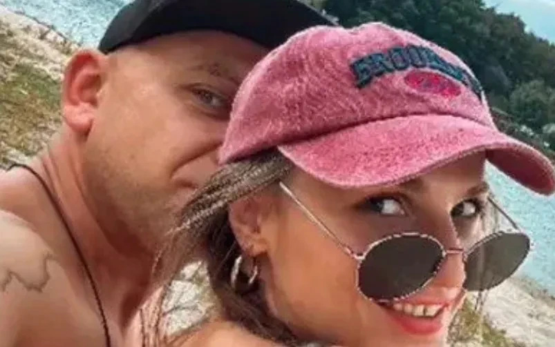Un miembro de la derecha ultraconservadora polaca dimite por su romance con una modelo intersexual